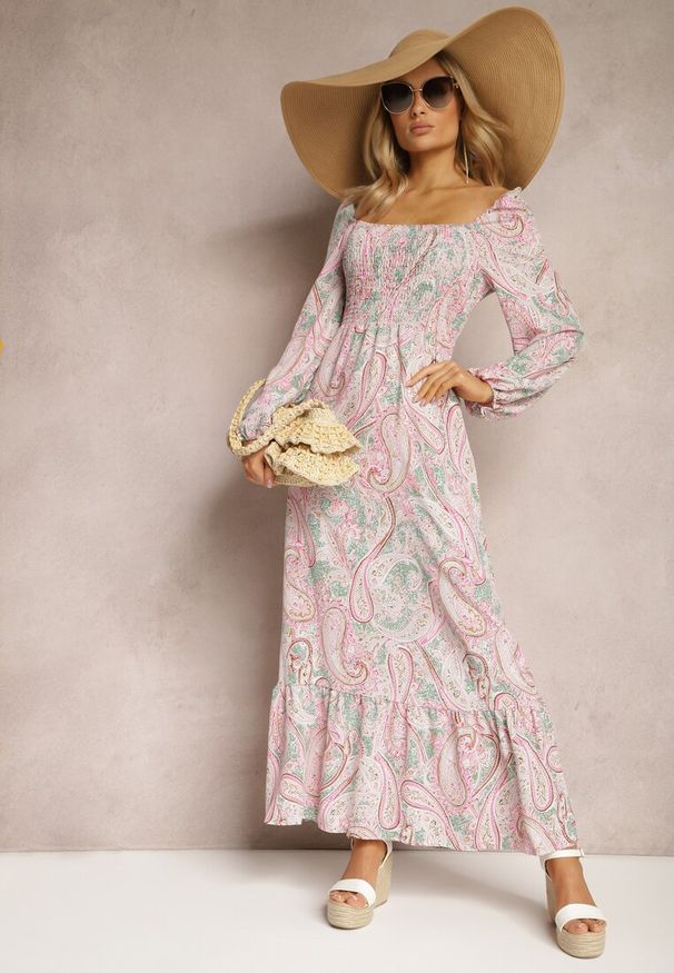 Renee - Różowo-Zielona Sukienka Agaris. Typ kołnierza: dekolt kwadratowy. Kolor: różowy. Długość rękawa: długi rękaw. Wzór: kolorowy, paisley, aplikacja. Styl: klasyczny. Długość: maxi