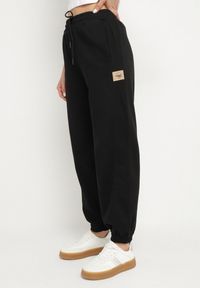 Born2be - Czarne Bawełniane Spodnie Dresowe o Kroju Jogger Falorwena. Okazja: na co dzień. Kolor: czarny. Materiał: bawełna, dresówka. Styl: klasyczny, casual #1