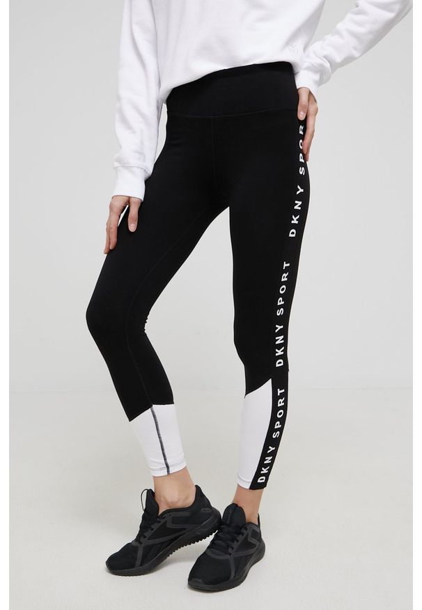 DKNY - Dkny legginsy damskie kolor czarny z nadrukiem. Stan: podwyższony. Kolor: czarny. Materiał: dzianina. Wzór: nadruk