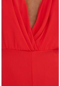 Answear Lab kombinezon kolor czerwony z dekoltem w szpic. Okazja: na co dzień. Kolor: czerwony. Materiał: tkanina. Długość rękawa: krótki rękaw. Długość: krótkie. Styl: wakacyjny #4