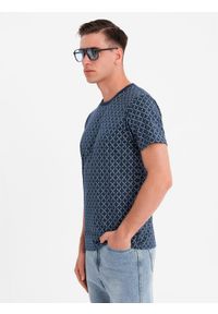 Ombre Clothing - Męska koszulka dzianinowa z nadrukiem full print – granatowa V1 - Rozmiar: M. Okazja: na co dzień. Kolor: niebieski. Materiał: dzianina. Długość rękawa: krótki rękaw. Długość: krótkie. Wzór: nadruk. Styl: klasyczny, casual #3