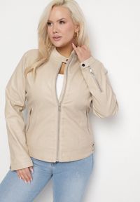 Born2be - Beżowa Kurtka Ramoneska Bez Kołnierzyka z Suwakami na Rękawach Rilinne. Okazja: na co dzień, na spacer. Typ kołnierza: bez kołnierzyka. Kolekcja: plus size. Kolor: beżowy. Sezon: wiosna. Styl: casual, elegancki #5
