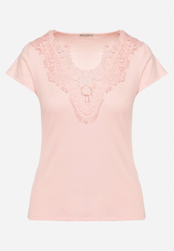 Born2be - Jasnoróżowy Bawełniany T-shirt Koszulka z Krótkim Rękawem z Koronką przy Rękawach i Dekolcie Fiadella. Okazja: na co dzień, na randkę. Typ kołnierza: dekolt w łódkę. Kolor: różowy. Materiał: bawełna, koronka. Długość rękawa: krótki rękaw. Długość: krótkie. Wzór: koronka. Styl: klasyczny, elegancki, casual