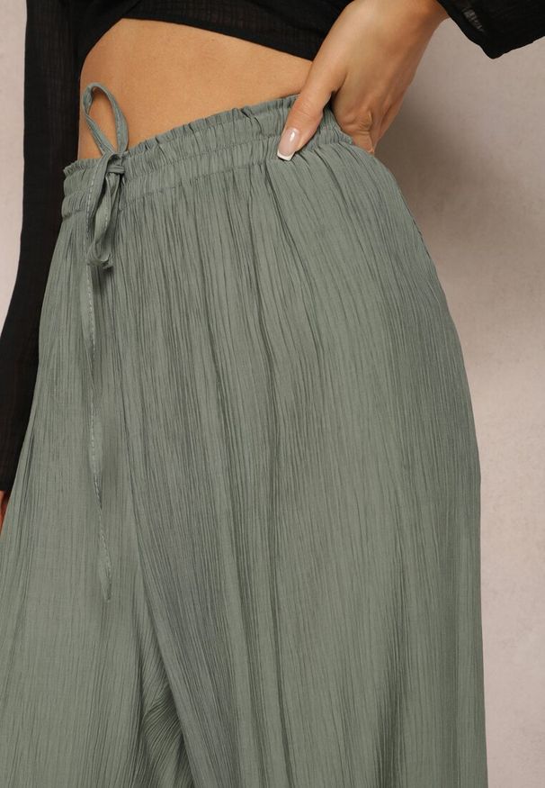 Renee - Ciemnozielone Wiskozowe Spodnie Szerokie z Gumką i Sznurkiem w Pasie Tarallia. Okazja: na co dzień. Kolor: zielony. Materiał: wiskoza. Styl: casual, elegancki