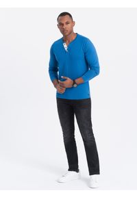 Ombre Clothing - Longsleeve męski z guzikami przy dekolcie - niebieski V2. Okazja: na co dzień. Kolor: niebieski. Materiał: bawełna, jersey, dzianina. Długość rękawa: długi rękaw. Wzór: aplikacja. Styl: klasyczny, casual #5