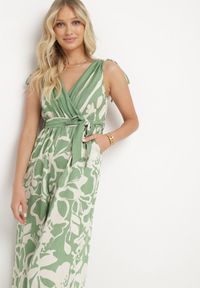 Born2be - Zielony Kopertowy Kombinezon z Wiskozą Wykończony Gumką w Talii z Materiałowym Paskiem Inatia. Okazja: na co dzień. Kolor: zielony. Materiał: materiał, wiskoza. Długość: długie. Styl: casual, elegancki #2