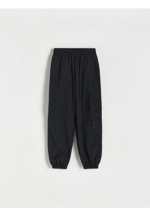 Reserved - Ortalionowe spodnie cargo - czarny. Kolor: czarny. Materiał: tkanina. Wzór: gładki
