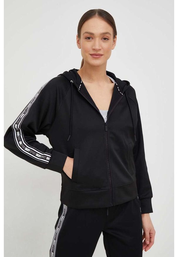 DKNY - Dkny bluza damska kolor czarny z kapturem z nadrukiem. Typ kołnierza: kaptur. Kolor: czarny. Długość rękawa: raglanowy rękaw. Wzór: nadruk