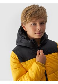 4f - 4F Kurtka puchowa z wypełnieniem syntetycznym chłopięca - żółta 140 (9-10 lat). Okazja: na co dzień. Typ kołnierza: kaptur, kołnierzyk stójkowy. Kolor: żółty. Materiał: syntetyk, puch. Długość: długie. Wzór: gładki. Sezon: lato. Styl: klasyczny, casual, sportowy #2