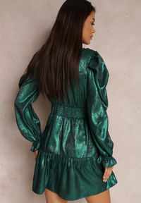 Renee - Zielona Sukienka Metaliczna z Bufiastym Rękawem Cany. Kolor: zielony. Materiał: tkanina. Sezon: zima #3