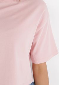 Born2be - Jasnoróżowy T-shirt Rheniala. Okazja: na co dzień. Kolor: różowy. Materiał: bawełna, materiał. Długość rękawa: krótki rękaw. Długość: krótkie. Wzór: gładki. Sezon: lato. Styl: casual #3