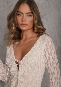 Renee - Beżowa Eteryczna Sukienka z Koronki z Falbankami i Wiązaniem Dianatta. Okazja: na co dzień. Typ kołnierza: kołnierz z falbankami. Kolor: beżowy. Materiał: koronka. Wzór: koronka. Styl: elegancki, casual, boho #2