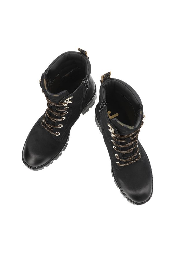 Czarne Botki Jeep Eleganckie Obuwie Damskie Na Obcasie. Okazja: na co dzień. Zapięcie: sznurówki. Kolor: czarny. Materiał: skóra ekologiczna. Szerokość cholewki: normalna. Obcas: na obcasie. Styl: elegancki. Wysokość obcasa: średni