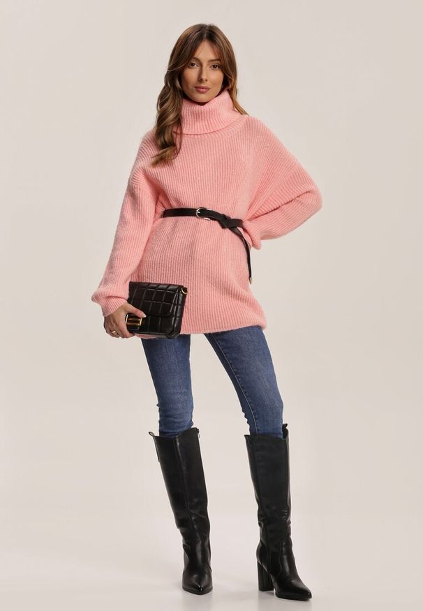 Renee - Łososiowy Golf Oversize Malia. Okazja: na co dzień. Typ kołnierza: golf. Kolor: różowy. Materiał: jeans, wiskoza, skóra, dzianina. Długość rękawa: długi rękaw. Długość: długie. Wzór: ze splotem, prążki. Styl: klasyczny, casual