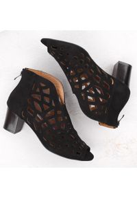 M. DASZYŃSKI Zamszowe botki damskie ażurowe open toe czarne M.Daszyński MR1954-15. Nosek buta: otwarty. Kolor: czarny. Materiał: zamsz. Wzór: ażurowy #5