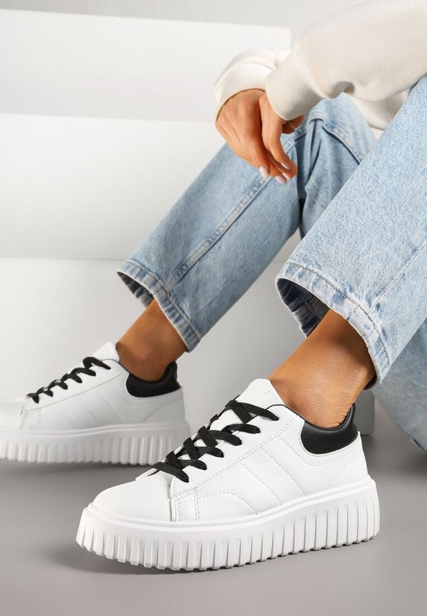 Born2be - Biało-Czarne Sneakersy na Grubej Tłoczonej Podeszwie Zdivila. Kolor: biały. Materiał: jeans