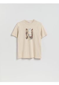 Reserved - T-shirt regular z nadrukiem - beżowy. Kolor: beżowy. Materiał: bawełna, dzianina. Wzór: nadruk #1
