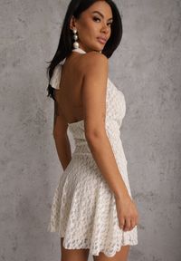 Renee - Biała Koronkowa Sukienka o Rozkloszowanym Kroju z Wiązanym Dekoltem Halter Bervine. Okazja: na randkę, na imprezę. Typ kołnierza: dekolt halter. Kolor: biały. Materiał: koronka #3