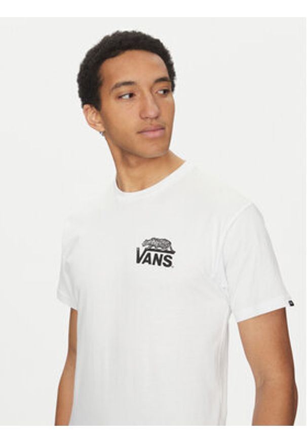 Vans T-Shirt Sneaky VN000M3Y Biały Regular Fit. Kolor: biały. Materiał: bawełna