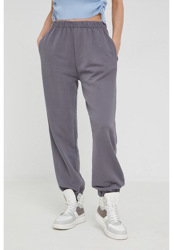 Answear Lab spodnie dresowe damskie kolor szary gładkie. Stan: podwyższony. Kolor: szary. Materiał: dresówka. Wzór: gładki