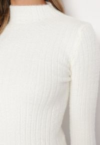 Born2be - Jasnobeżowy Wełniany Sweter Prążkowany z Długim Włosiem Aryndra. Kolor: beżowy. Materiał: wełna, prążkowany. Długość rękawa: długi rękaw. Długość: długie