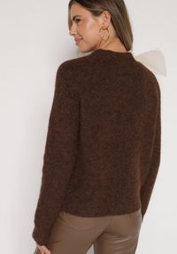 Born2be - Brązowy Sweter z Domieszką Wełny z Ozdobnym Wiązaniem Tuselana. Okazja: na co dzień. Kolor: brązowy. Materiał: wełna. Wzór: aplikacja. Styl: klasyczny, casual, elegancki #4