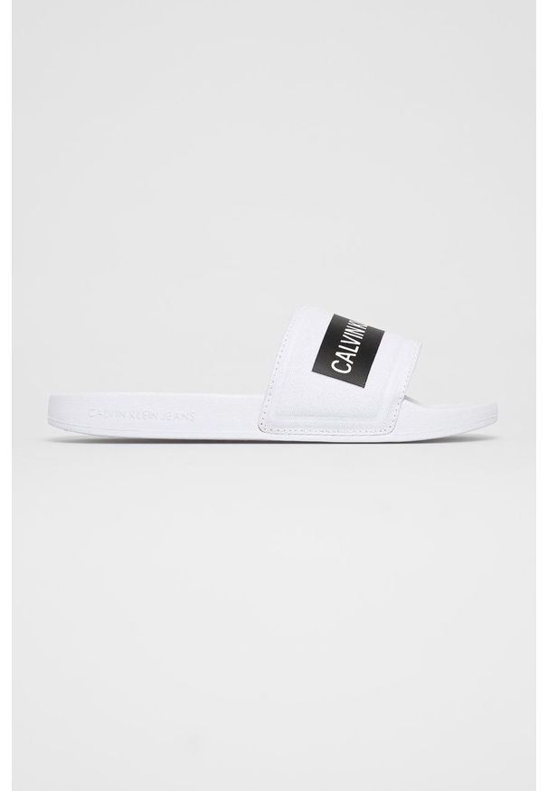 Calvin Klein Jeans Klapki damskie kolor biały. Kolor: biały. Materiał: guma. Obcas: na obcasie. Wysokość obcasa: niski