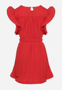 Born2be - Czerwona Plisowana Sukienka z Materiałowym Paskiem w Talii i Ozdobnymi Falbankami Christi. Typ kołnierza: kołnierz z falbankami. Kolor: czerwony. Materiał: materiał. Typ sukienki: rozkloszowane #5