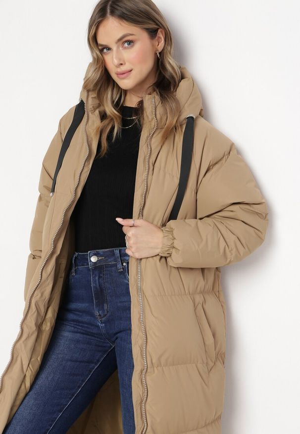 Born2be - Ciemnobeżowa Długa Kurtka Pikowana Płaszcz na Zamek z Kapturem Lesea. Okazja: na co dzień. Typ kołnierza: kaptur. Kolor: beżowy. Materiał: dzianina, jeans. Długość: długie. Wzór: aplikacja. Styl: casual, elegancki