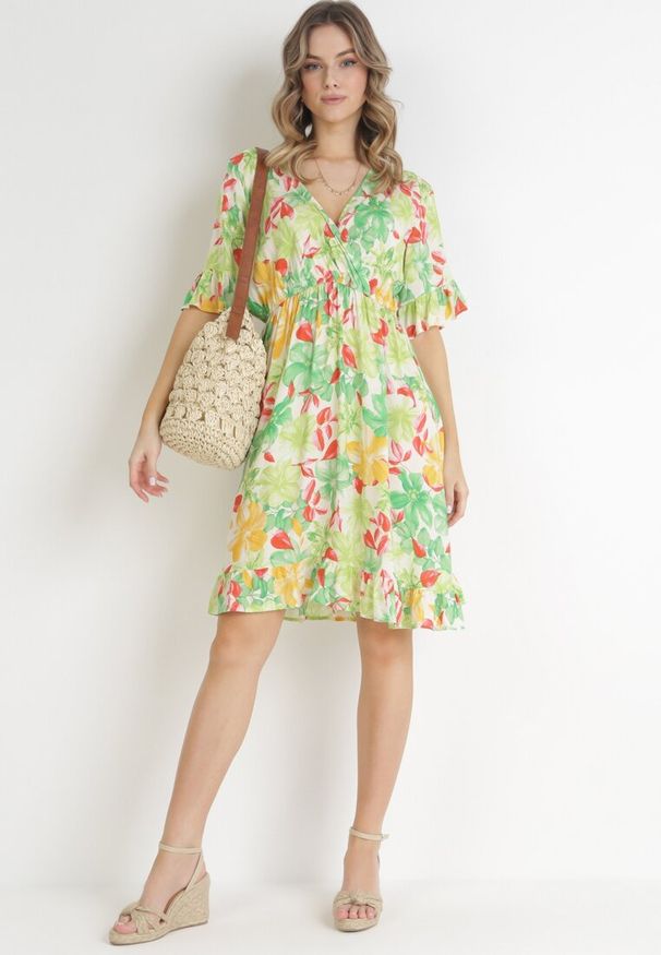 Born2be - Jasnozielona Wiskozowa Sukienka Mini z Gumką w Pasie i Falbanką przy Rękawie Ishana. Okazja: na co dzień. Typ kołnierza: dekolt w kształcie V, kołnierz z falbankami. Kolor: zielony. Materiał: wiskoza. Wzór: kwiaty. Typ sukienki: proste, rozkloszowane. Styl: casual. Długość: mini