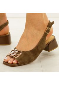 Brązowe skórzane sandały damskie DiA 3127. Okazja: na co dzień, na wesele, na ślub cywilny. Kolor: brązowy. Materiał: skóra, zamsz. Wzór: aplikacja. Sezon: wiosna, lato. Obcas: na obcasie. Styl: elegancki, klasyczny, casual. Wysokość obcasa: średni #1