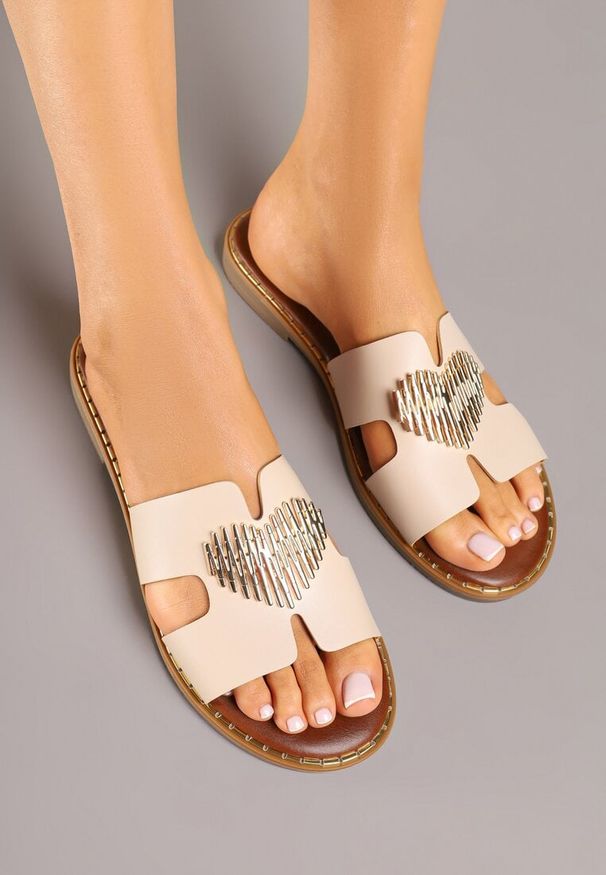 Born2be - Beżowe Klapki z Wycięciami i Sercem Nevonilla. Okazja: na co dzień. Kolor: beżowy. Sezon: lato. Styl: elegancki, casual