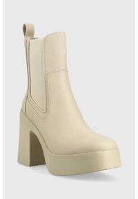 Steve Madden sztyblety Climate damskie kolor beżowy na słupku. Kolor: beżowy. Materiał: włókno, materiał. Obcas: na słupku. Wysokość obcasa: średni #4