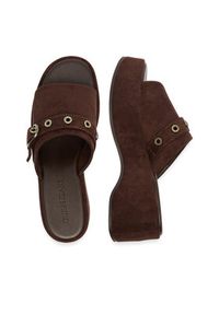 Guess Jeans Klapki CEO-HY20091-1 Brązowy. Kolor: brązowy. Materiał: materiał #7