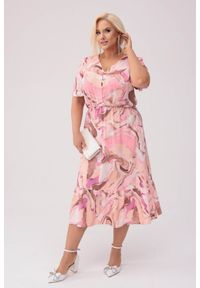 Moda Size Plus Iwanek - Sukienka Liwia w unikalny wzór w odcieniach różu i bieli XXL OVERSIZE WIOSNA. Kolor: różowy. Materiał: tkanina, poliester, elastan. Długość rękawa: krótki rękaw. Sezon: wiosna. Typ sukienki: oversize #1