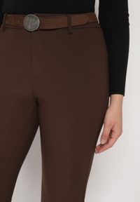 Born2be - Brązowe Spodnie Dzwony z Wiskozy z Bawełną z Wysokim Stanem Ozdobione Paskiem Liadona. Okazja: do pracy, na co dzień. Stan: podwyższony. Kolor: brązowy. Materiał: bawełna, wiskoza. Wzór: aplikacja. Styl: klasyczny, casual, elegancki #4