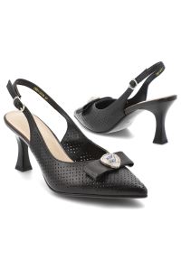 Czółenka damskie S.Barski, skóra naturalna ażurowa cholewka fason slingback regulowany pasek wysoki obcas ozdobna aplikacja, czarne, CR61-3119. Okazja: na spotkanie biznesowe. Nosek buta: otwarty. Zapięcie: pasek. Kolor: czarny. Szerokość cholewki: normalna. Wzór: ażurowy, aplikacja. Materiał: skóra. Obcas: na obcasie. Styl: klasyczny, biznesowy, elegancki. Wysokość obcasa: wysoki #7