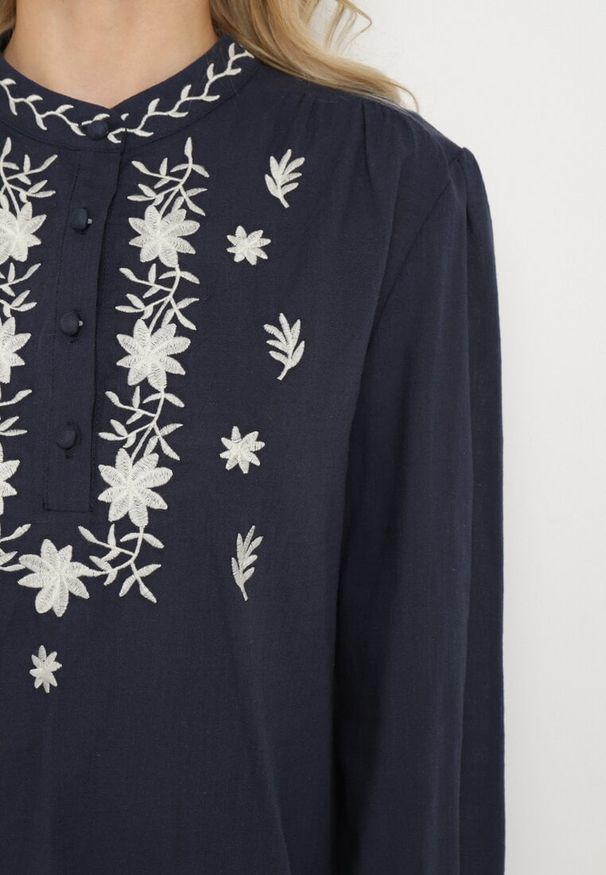 Born2be - Granatowa Koszula z Bawełny ze Stójką i Guzikami Zdobiona Haftem Gonithiel. Okazja: na co dzień. Typ kołnierza: kołnierzyk stójkowy. Kolor: niebieski. Materiał: bawełna. Długość rękawa: długi rękaw. Długość: długie. Wzór: haft, aplikacja. Styl: elegancki, casual, klasyczny