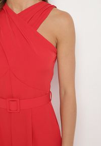 Born2be - Czerwony Taliowany Kombinezon Ozdobiony Paskiem Dollivia. Okazja: na co dzień. Kolor: czerwony. Wzór: aplikacja. Styl: elegancki, casual #6