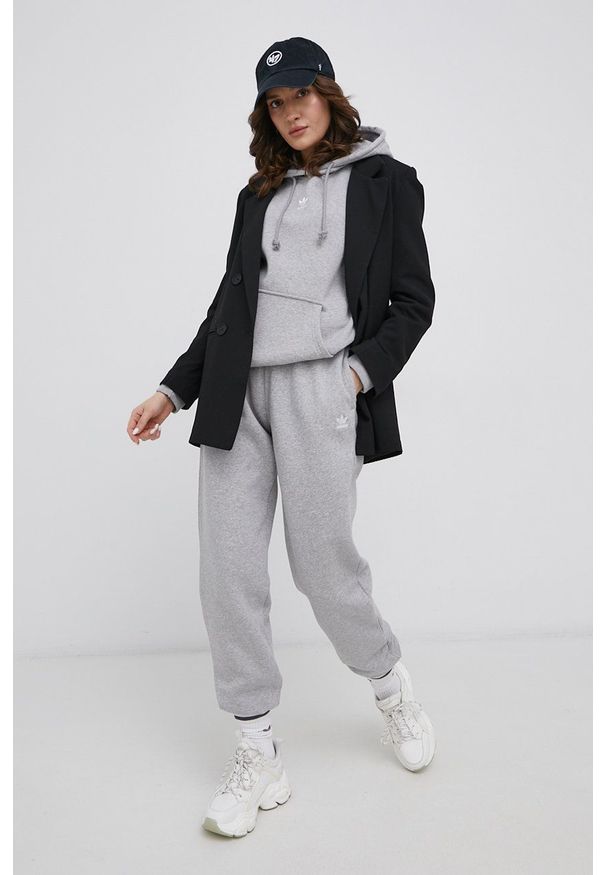 adidas Originals Bluza Adicolor HF7504 damska kolor szary z kapturem melanżowa. Okazja: na co dzień. Typ kołnierza: kaptur. Kolor: szary. Materiał: bawełna. Długość rękawa: długi rękaw. Długość: długie. Wzór: melanż. Styl: casual
