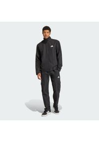 Adidas - Dres Sportswear Woven Cargo. Kolor: czarny. Materiał: dresówka. Sport: fitness #1
