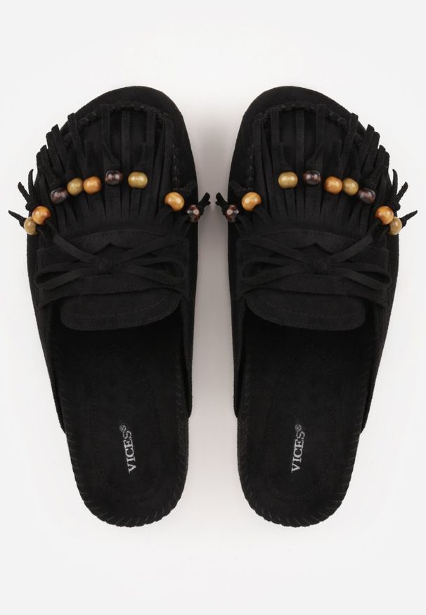 Born2be - Czarne Klapki VICES Typu Mule z Koralikami Frędzlami i Kokardą Dioleora. Okazja: na co dzień. Kolor: czarny. Wzór: aplikacja. Styl: elegancki, casual