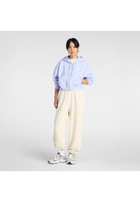 Bluza damska New Balance WJ61W2EEDYK – fioletowa. Okazja: na co dzień. Typ kołnierza: kaptur. Kolor: fioletowy. Materiał: poliester, bawełna, dresówka, materiał. Wzór: napisy. Styl: klasyczny, casual #5