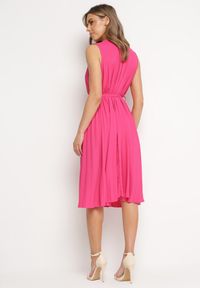 Born2be - Fuksjowa Rozkloszowana Sukienka Midi Plisowana z Materiałowym Paskiem Varethia. Kolor: różowy. Materiał: materiał. Wzór: aplikacja. Długość: midi #3
