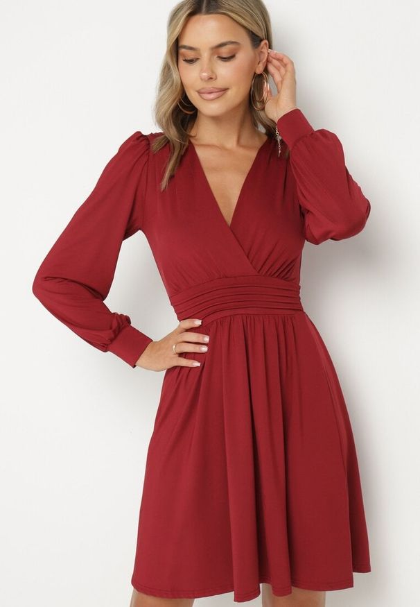 Born2be - Bordowa Rozkloszowana Sukienka z Wiskozą Selithiel. Okazja: na wesele, na imprezę, na ślub cywilny. Typ kołnierza: dekolt w serek. Kolor: czerwony. Materiał: wiskoza. Styl: elegancki