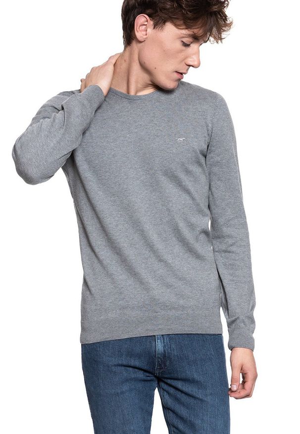 Mustang - MĘSKI SWETER MUSTANG Basic C-Neck Jumper MID GREY MELANGE 1006812 4140. Materiał: bawełna, jeans. Sezon: lato. Styl: klasyczny, elegancki