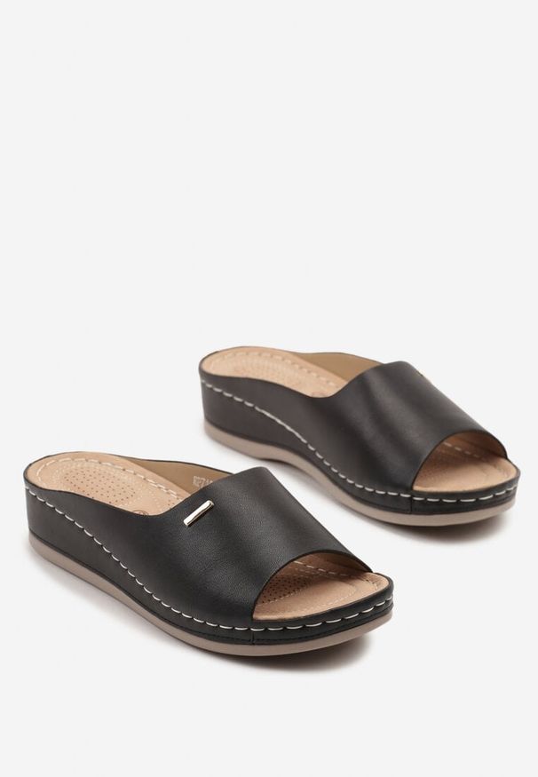 Born2be - Czarne Klapki Ozdobione Metaliczną Aplikacją Liorinae. Okazja: na spacer, na co dzień. Kolor: czarny. Wzór: aplikacja. Sezon: lato. Styl: casual