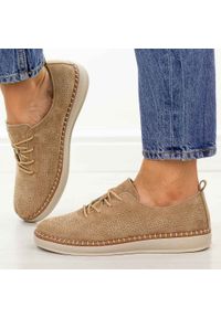 Camelowe skórzane półbuty damskie Filippo Dp7674/26. Okazja: na spacer, na co dzień. Nosek buta: okrągły. Zapięcie: sznurówki. Materiał: zamsz, skóra. Szerokość cholewki: normalna. Sezon: wiosna, lato. Styl: casual, elegancki, klasyczny #1