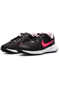 Buty do biegania Nike Revolution 6 Jr DD1096 007 czarne. Kolor: czarny. Materiał: dzianina, guma. Szerokość cholewki: normalna. Model: Nike Revolution. Sport: bieganie #6