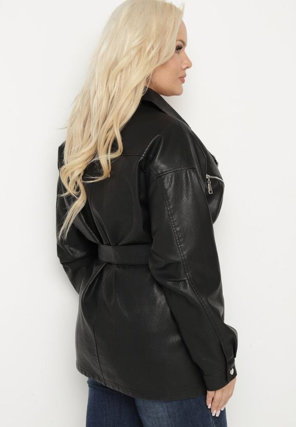 Born2be - Czarna Kurtka Ramoneska z Wiązanym Paskiem Calselia. Okazja: na co dzień. Kolor: czarny. Materiał: jeans. Wzór: kwiaty. Sezon: wiosna. Styl: elegancki, casual